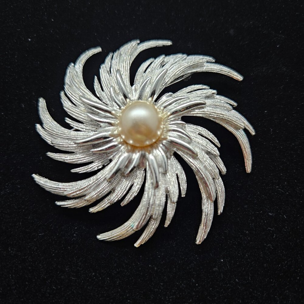 Vtg Lot Sarah Coventry Brooch & Earrings Starburst Pinwheel Faux Pearl & Swirl - Picture 2 of 15